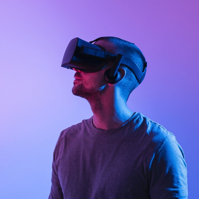 hombre con casco de VR