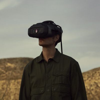 Mann mit Varjo XR-4-Headset