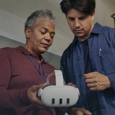 Mann und Frau mit Meta Quest 3